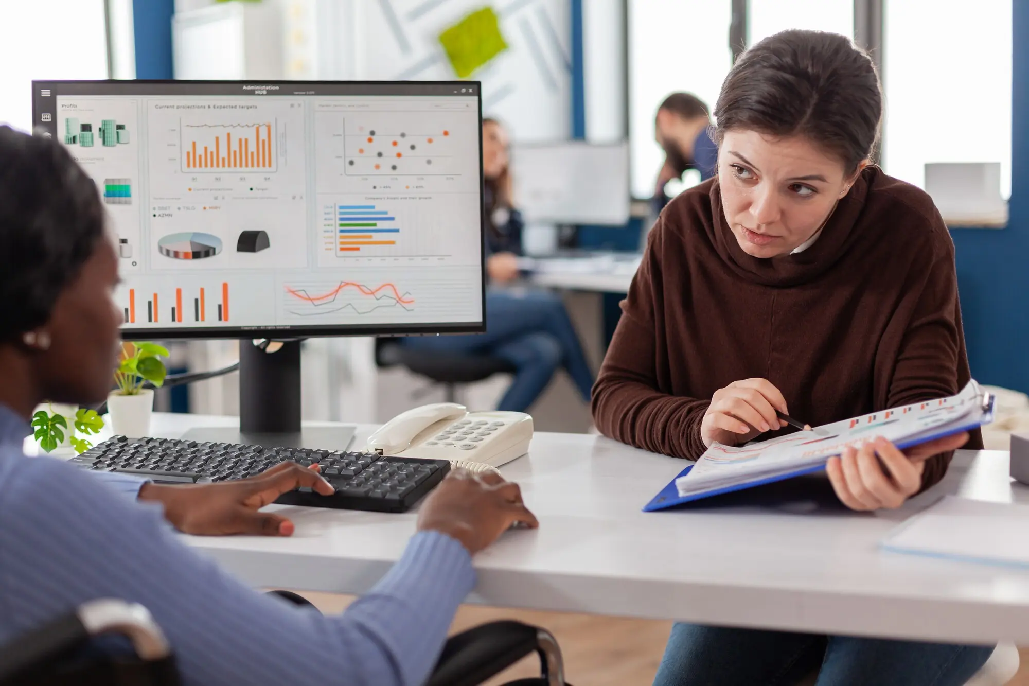 Geschäftsfrauen planen eine Finanzstrategie, schauen auf den Computer und arbeiten gemeinsam im Büro eines Start-ups, praxisnah und nachvollziehbar.